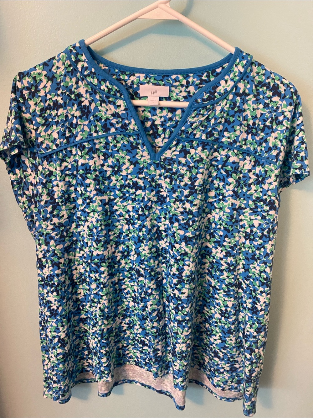 J. Jill Blue Green Multi Floral Short-Sleeve V-Neck Top size large - like new